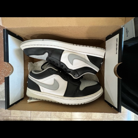 Jordan’s 1 low - Picture 5 of 6